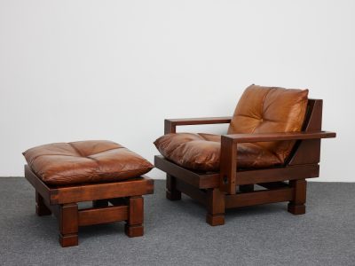 Század közepe, fenyő- és konyakbőr fotel és ottomán, Franciaország, 1950-es évek, 2 darabos készlet